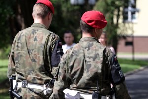 Fałszywy alarm w jednostce w Elblągu. Żandarmeria i policja zatrzymały podejrzanych