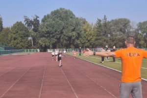 Sport zamiast ekranu. Młodzi mieszkańcy Lubawy rywalizowali na bieżni