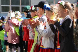 Żywa lekcja historii i wspólna zabawa. Dzieci świętowały Dzień Zwycięstwa