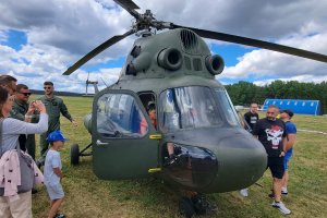 Tłum uczestników na Rotariańskim Pikniku Lotniczym