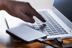 Oszukiwał w sieci jako 19-latek – teraz odpowie przed sądem