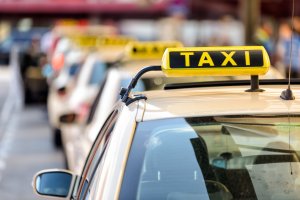 Problemy Ubera? Będą jednolite zasady dla pośredników i taksówkarzy