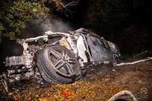 Kierowca mercedesa uderzył w drzewo. Samochód stanął w płomieniach