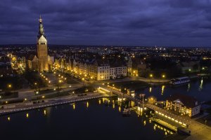 Iluminacja podkreśli ich walory. Elbląskie rzeźby atrakcją turystyczną również po zmierzchu