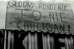 Zamieszki przerodziły się w bitwy uliczne. Rozpoczynają się obchody 50. rocznicy Grudnia’70