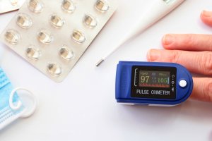 Rośnie liczba zakażeń koronawirusem. NFZ przypomina o programie Domowej Opieki Medycznej