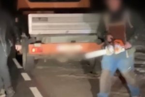 Z siekierą i piłą łańcuchową ruszyli na innego kierowcę