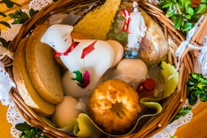 Wielkanocna święconka. W koszyczkach są jajka, chleb i wędlina. Zdarzają się też lukrowe baranki i czekoladowe zające