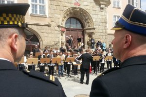  Olsztyn: koncert orkiestry i biało-czerwony tort w Dniu Flagi