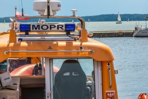 MOPR apeluje do żeglarzy: omijajcie żółto-czarne tyczki