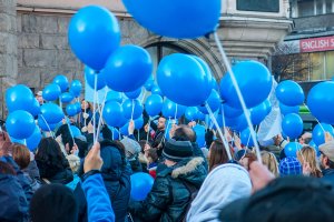 Niebieskie światełko rozbłyśnie nad Olsztynem. Z okazji Światowego Dnia Autyzmu mieszkańcy spotkają się przed ratuszem