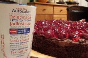 Tort czekoladowo-wiśniowy na 15-lecie Dziecinady