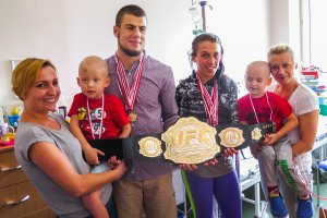Wojownicy MMA dali medale wojownikom walczącym z rakiem
