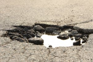 Kiedy możemy dostać odszkodowanie za uszkodzenie auta na dziurawej drodze?
