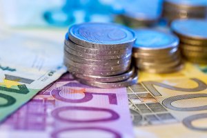 Czy Polska powinna przyjąć walutę euro? Poznaliśmy wyniki sondażu