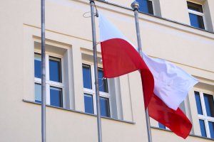 Uroczyste podniesienie flagi, kotyliony, defilada, koncerty i odznaczenia. Urząd Wojewódzki w Olsztynie zaprasza na obchody 2 i 3 maja