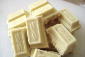 Sieć Rossmann apeluje o zwrot białej czekolady! Mogą w niej być bakterie Salmonelli