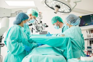 Jako pierwsi w Polsce wszczepili całkowitą protezę nadgarstka. Elbląscy chirurdzy szykują się do kolejnej operacji