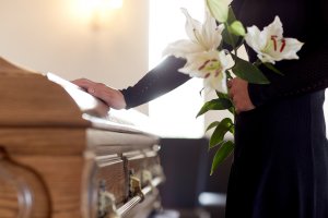 Pracownik zakładu pogrzebowego w Elblągu usłyszał zarzuty
