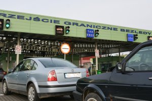 Kierowcy alarmują: wielogodzinne korki na przejściu granicznym w Bezledach. Czy rosyjska strona dyskryminuje Polaków?