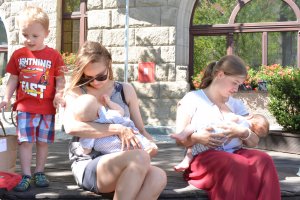 Co myślimy o publicznym karmieniu piersią? W Olsztynie trwa Tydzień Promocji Karmienia Piersią