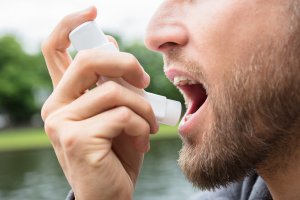 Tylko co dziesiąty pacjent z astmą przyjmuje leki po roku od wykrycia