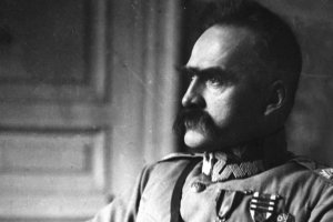 Janowo uhonorowało Józefa Piłsudskiego. Przy Szkole Podstawowej odsłonięto pamiątkową tablicę