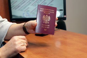 Na Warmii i Mazurach pierwsze osoby odebrały okolicznościowe paszporty z okazji 100-lecia odzyskania przez Polskę niepodległości