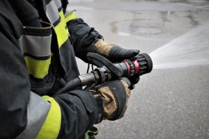 Trzy osoby poparzone w pożarze w centrum Olsztyna
