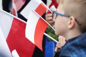 Dzień Flagi na Warmii i Mazurach. Sprawdź jak świętowali mieszkańcy Olsztyna, Elbląga, Ełku, Mikołajek, Węgorzewa i Nowego Miasta Lubawskiego