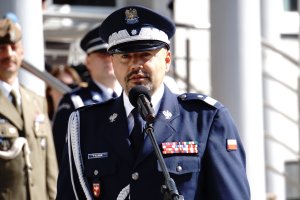 Został nadinspektorem jako pierwszy  komendant w Olsztynie.  Policjanci z honorami przywitali nowego generała