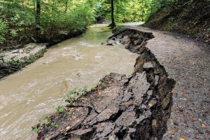 Mieszkańcy Elbląga odzyskają '”czerwony szlak”. Zniszczone przez powódź trasy turystyczne w Bażantarii zostaną naprawione