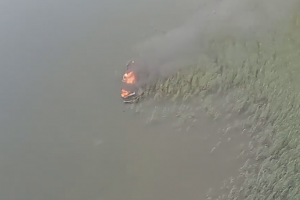 Pożar motorówki na Jeziorze Mamry. Rozbitków uratowali inni żeglarze