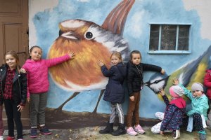 Nowi mieszkańcy Ptasiego Ogrodu. Podobizny sikorki i rudzika zdobią mural