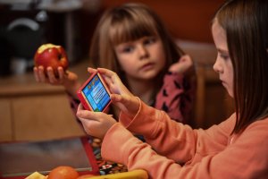 Zbadano uzależnienie dzieci i młodzieży od smartfona. Wyniki szokują