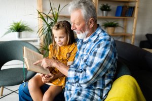 Miłość potrafią okazać na wiele sposobów. Z okazji swojego święta dziadkowie czytali wnuczkom
