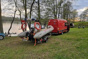 Wypadek na wodzie z udziałem warszawskich policjantów. Trwają poszukiwania na jeziorze Ublik Wielki
