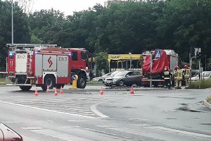Kolizja sześciu aut osobowych i wozu strażackiego w centrum Olsztyna