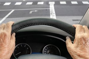 100-letni kierowca spowodował kolizję. Mieszkaniec Olsztyna jechał z 95-letnią pasażerką