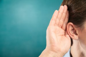 Problemy ze słuchem dotykają osoby w każdym od wieku