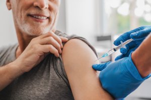 Ruszają szczepienia populacyjne przeciw COVID-19, w pierwszej kolejności seniorów