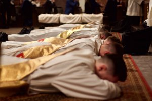 Nowi księżą odebrali dekrety do pracy w parafiach archidiecezji warmińskiej