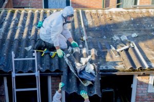 Rakotwórczy azbest ma zniknąć z dachów i spod ziemi