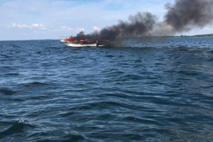 Pożar łodzi motorowej na Śniardwach. Trzy osoby są ranne, w tym jedna ciężko