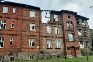 Odnowiono pomnik ofiar hitlerowskiego obozu w Działdowie. Co będzie z niszczejącym budynkiem?