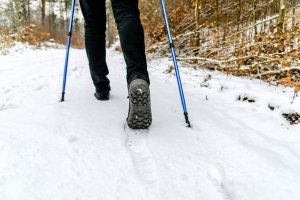 Nordic walking to idealny pomysł na zimowe spacery. Jak chodzić i nie popełnić błędów?