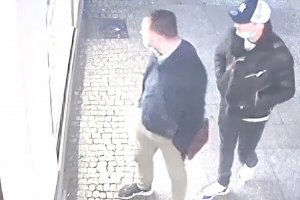 Kradzież zegarka wartego 24 tys. zł. Policja szuka dwóch mężczyzn