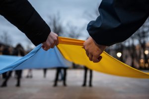 Niebiesko-żółty ratusz. Olsztyn upamiętnia walkę Ukraińców o wolność