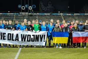 Stomil przegrywa z Widzewem Łódź. Piłkarze i kibice solidarni z walczącą Ukrainą