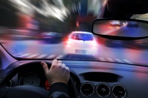Policja uczula kierowców: w deszczu nie używajcie świateł do jazdy dziennej